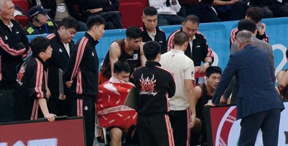 里程碑夜!山东男篮内部沟通,欧超杯关键时刻刷纪录,更衣室稳定,身体对抗强度拉满 里程碑夜!山东男篮内部沟通,欧超杯关键时刻刷纪录,更衣室稳定,身体对抗强度拉满